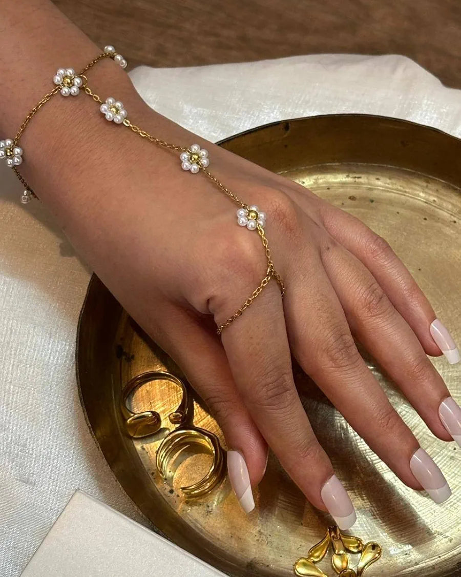 Disty White Flora Hand Chain
